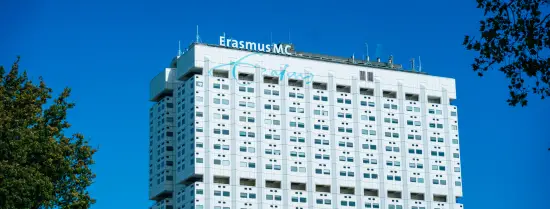 Het bovenste gedeelte van het Erasmus MC gebouw omringd door groen.