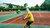Persoon van achteren gezien in geel T-shirt met tennisracket op tennisbaan.