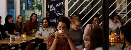 Wetenschapscafe sfeerbeeld: jonge mensen in een cafe