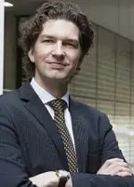 prof.mr.dr. (Ruben) AR Houweling