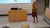 Vrouwelijke onderzoeker met lang blond haar staat college te geven in een collegezaal.