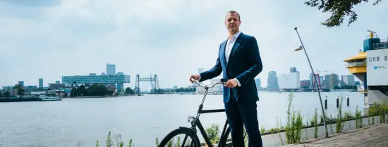 Alumnus Erik Verweij met fiets voor Kralingse Plas
