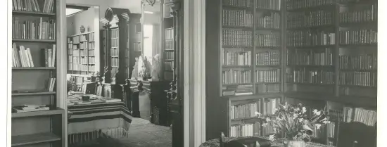Een zwartwit foto van het klassieke interieur en de boekenkasten in de leeszaal van het Leeskabinet aan de Parklaan