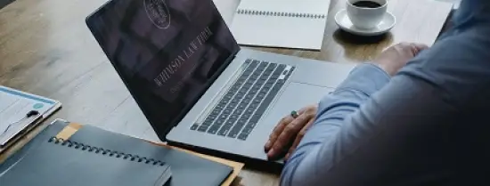 Professional aan het werk achter zijn laptop