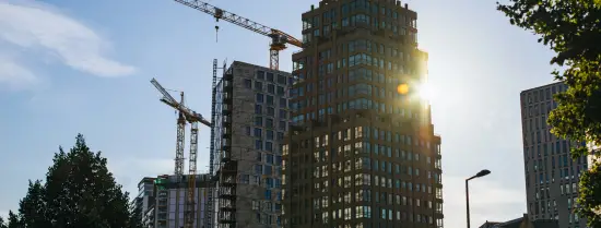 Hoge gebouwen met hijskraan in Rotterdam