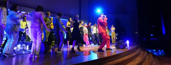 EURvision optreden met dansende mensen op het podium.