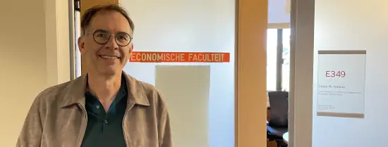 Guido Imbens with Erasmus School of Economics Sign