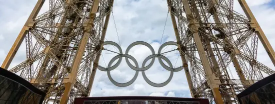 De Olympische ringen aan de Eiffeltoren.